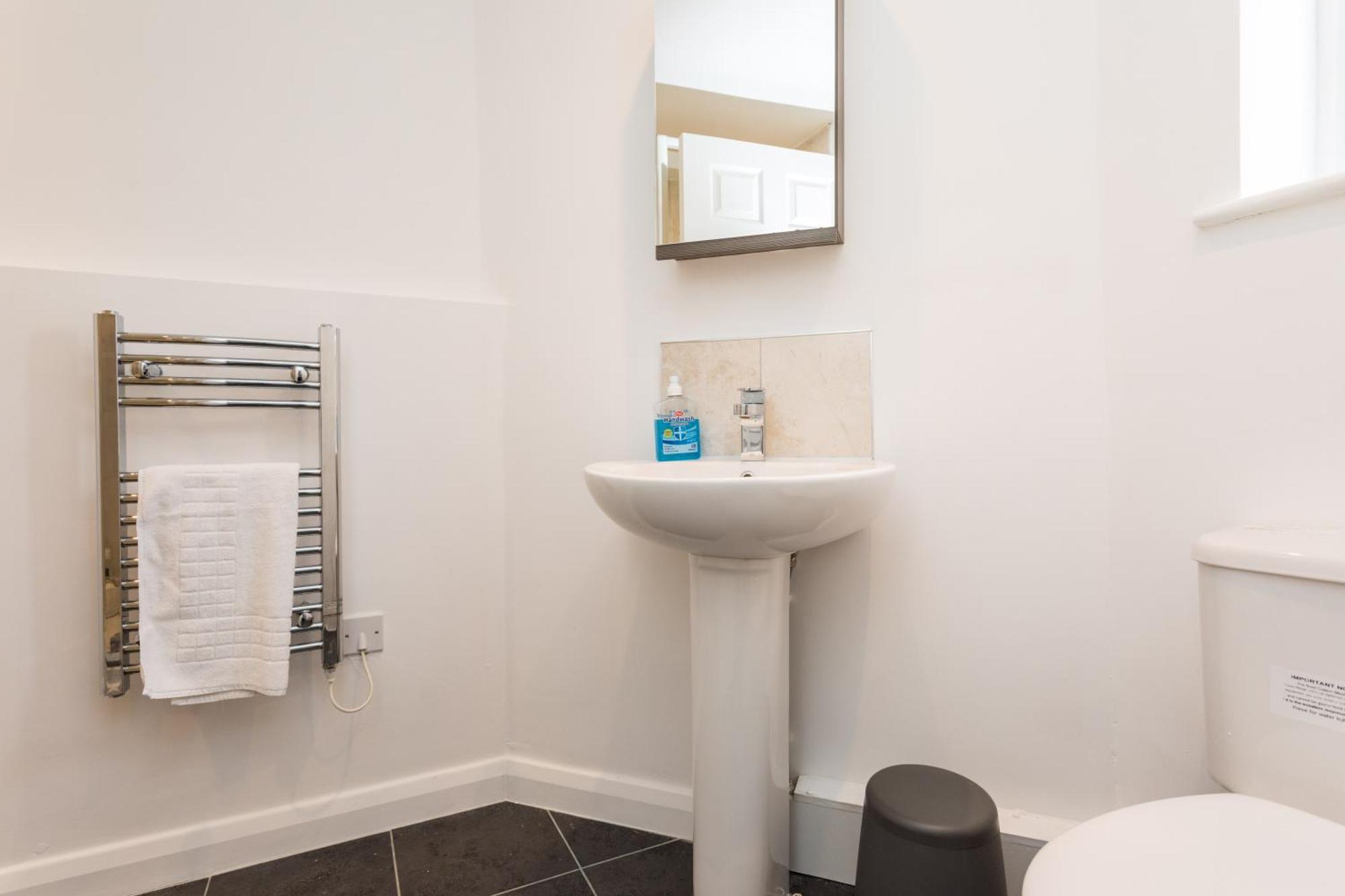 Flat 7- Spacious Studio Flat In The Heart Of Crawley Экстерьер фото