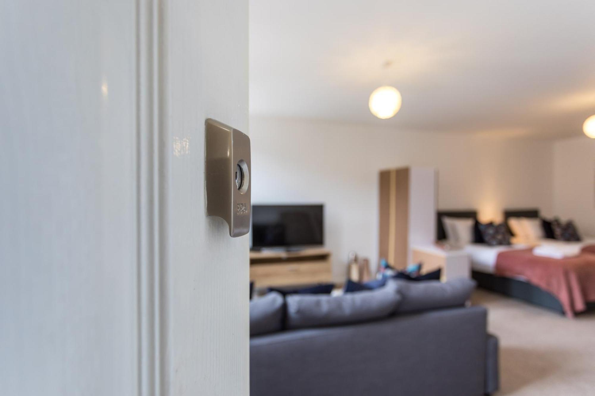 Flat 7- Spacious Studio Flat In The Heart Of Crawley Экстерьер фото