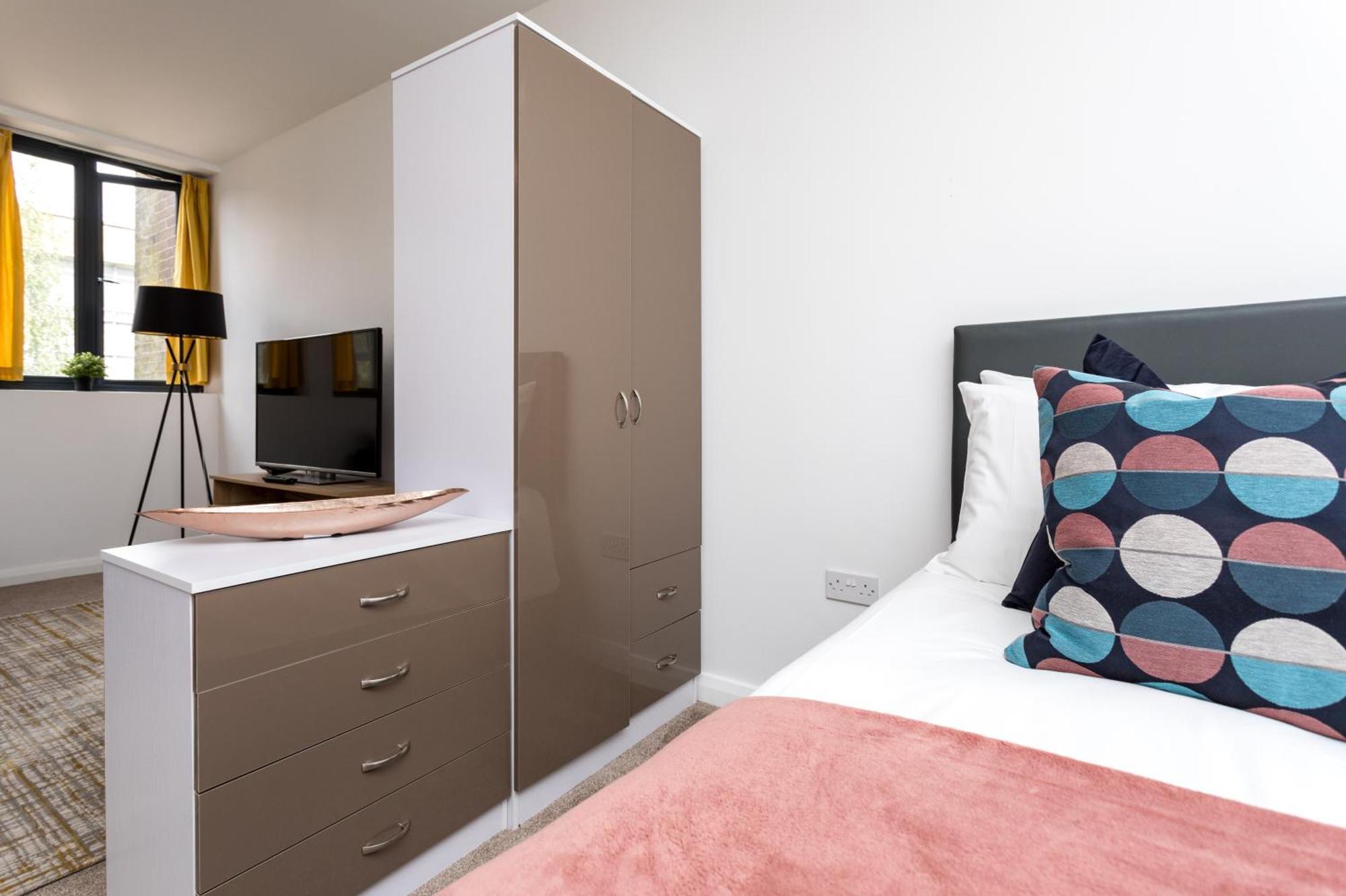 Flat 7- Spacious Studio Flat In The Heart Of Crawley Экстерьер фото