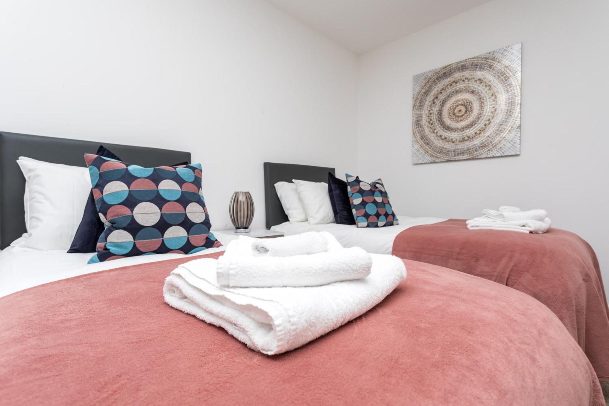 Flat 7- Spacious Studio Flat In The Heart Of Crawley Экстерьер фото