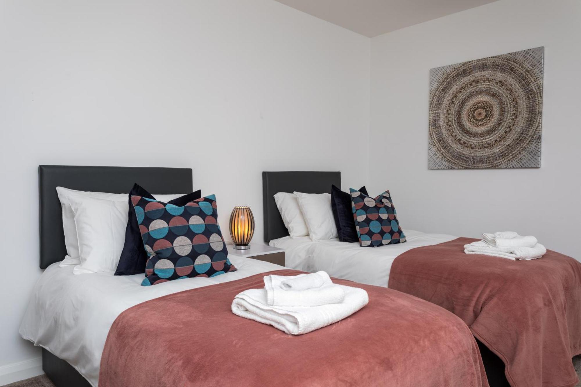 Flat 7- Spacious Studio Flat In The Heart Of Crawley Экстерьер фото