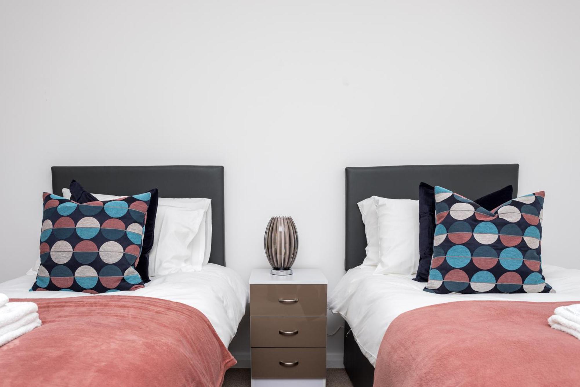 Flat 7- Spacious Studio Flat In The Heart Of Crawley Экстерьер фото